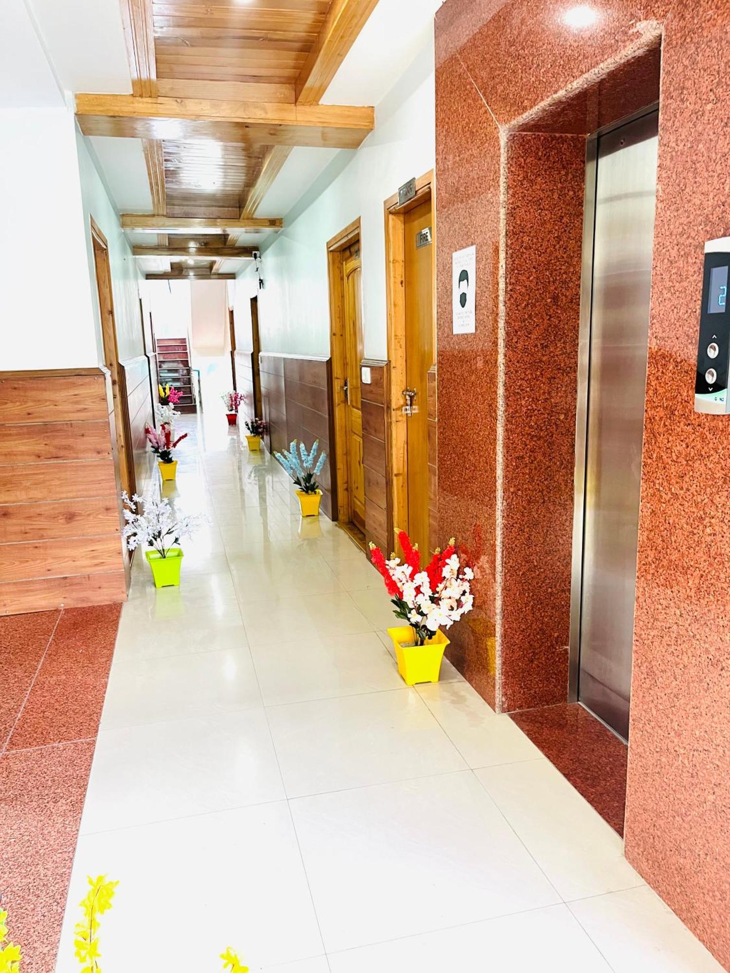 Vista Resort, Manali - ! Near Mall Road !! Hot & Cold Ac Rooms !! Best Selling !! Big Parking !! Luxury Collection !! Open Terrace !! Lift !! Playing Zone !! Property Of The Year ! Kültér fotó
